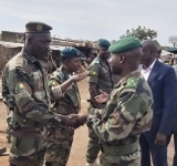 Général Salif Traoré sur le terrain pour motiver ses hommes!